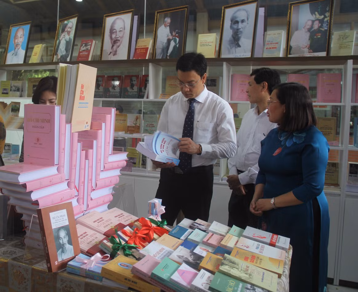 Ra mắt tủ sách, phòng trưng bày sách về Bác Hồ trong Khu di tích Chủ tịch Hồ Chí Minh tại Phủ Chủ tịch -0