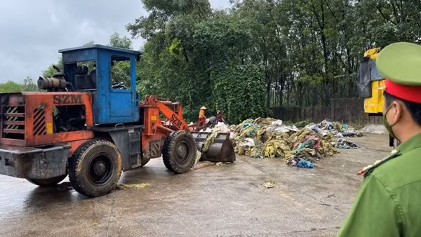 Phát hiện công ty chế biến cao su đổ chất thải ra môi trường gây ô nhiễm