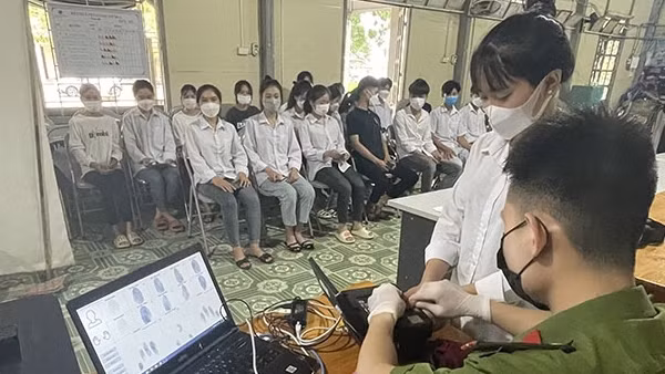 Công an Phù Yên, Sơn La cấp CCCD và mã định danh điện tử cho học sinh cuối cấp