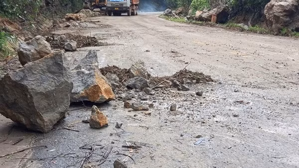 Mưa lớn, đá lở rơi xuống đường gây ùn tắc giao thông tại Sơn La