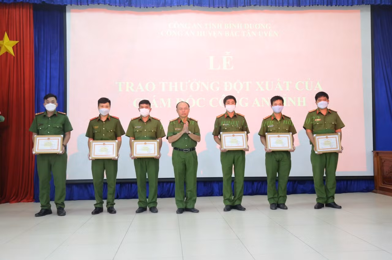 Khen thưởng Ban chuyên án bắt đối tượng đâm tài xế xe ôm cướp tài sản -0