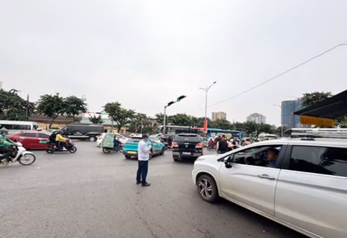 Bến xe Giáp Bát tăng cường sắp xếp trật tự luồng tuyến để hành khách lưu thông thuận lợi hơn -0
