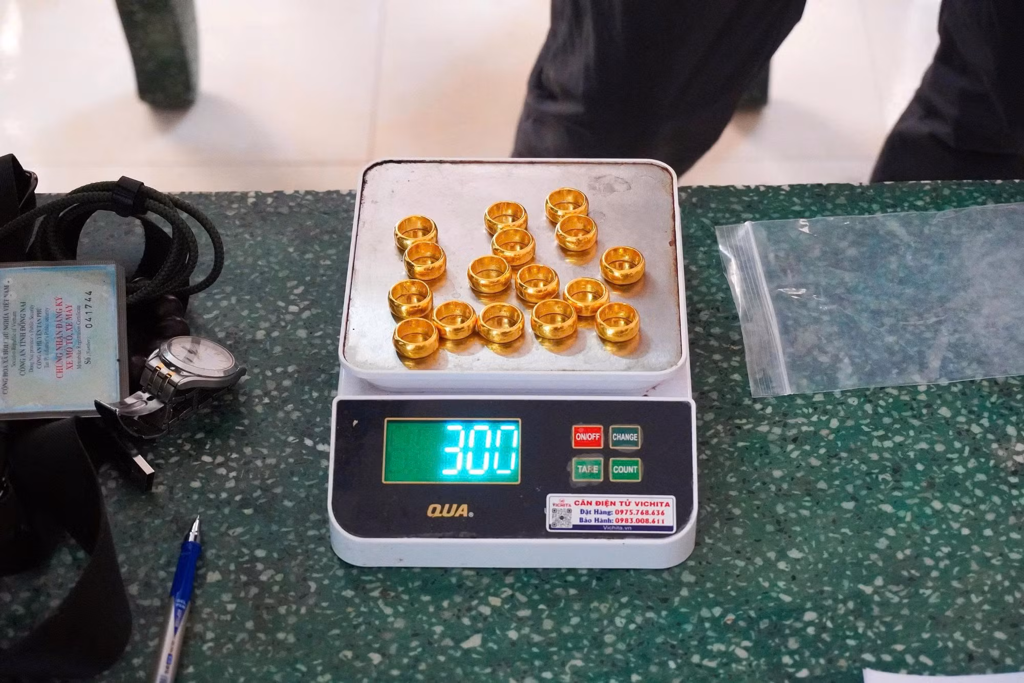 Bắt giữ đối tượng vận chuyển trái phép vàng vào Việt Nam -0