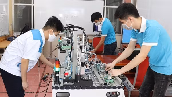 Thị trường lao động cuối năm: Nhiều thách thức đan xen