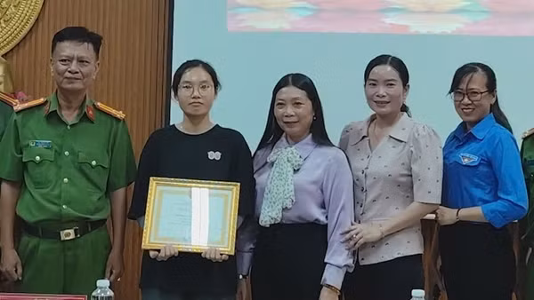 Khen thưởng thiếu nữ nhặt được của rơi nộp cho Công an trả lại người mất