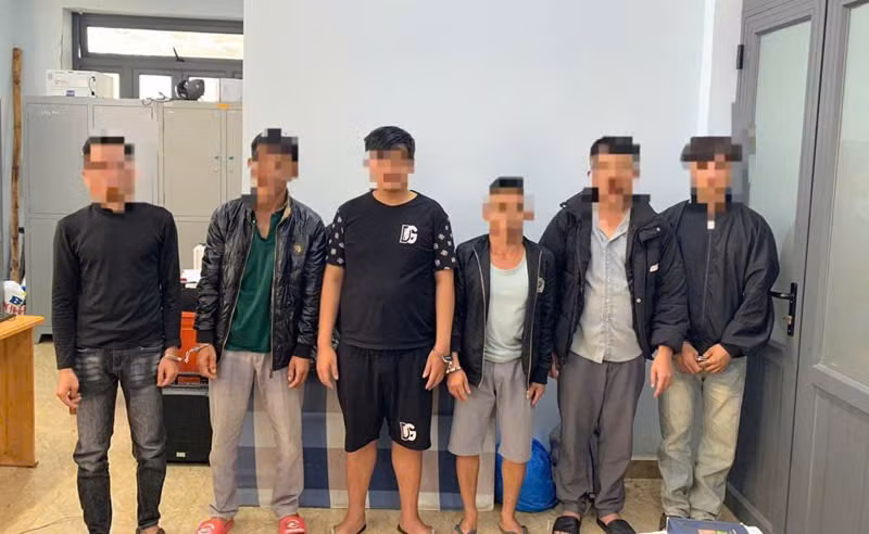 Tạm giữ 6 thanh niên môi giới, mua dâm cô gái 15 tuổi -0