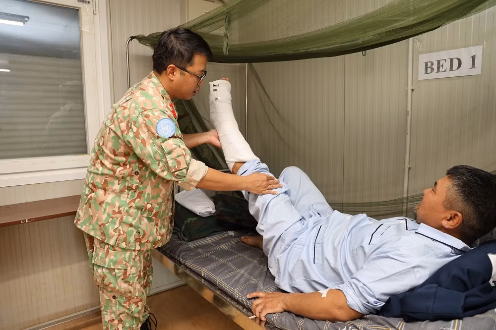 bs tài trực tiếp thăm và hướng dẫn bn sau phẫu thuật.jpg -0
