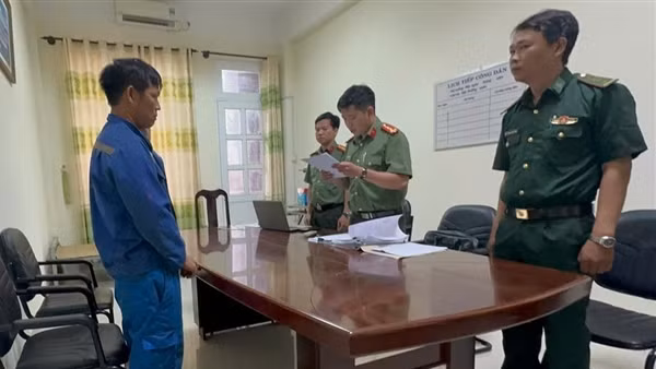Khởi tố 2 thuyền trưởng tổ chức cho người khác xuất cảnh trái phép