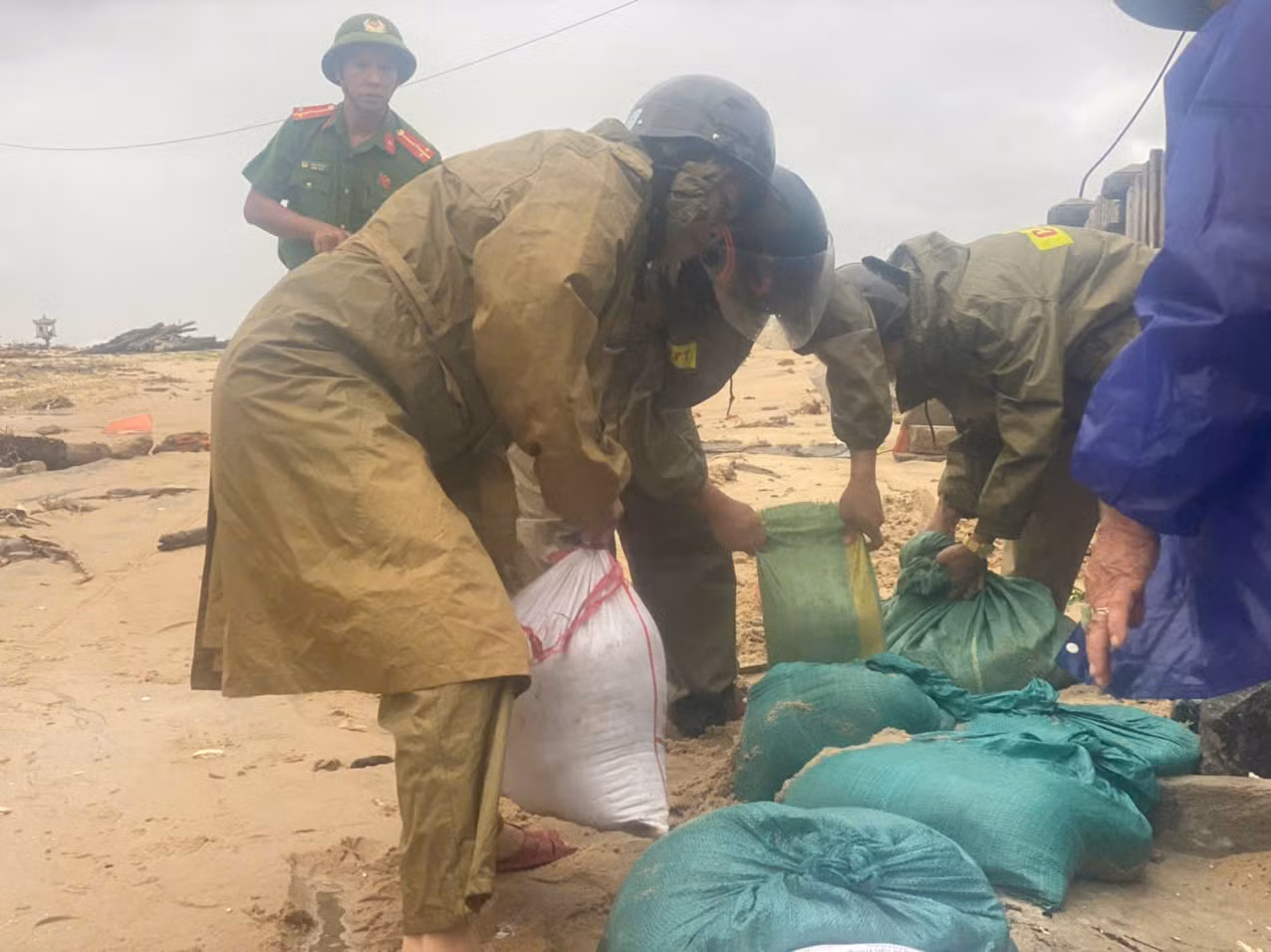 Công an phường ven biển ở Huế chủ động giúp dân ứng phó bão Thần Gió -0