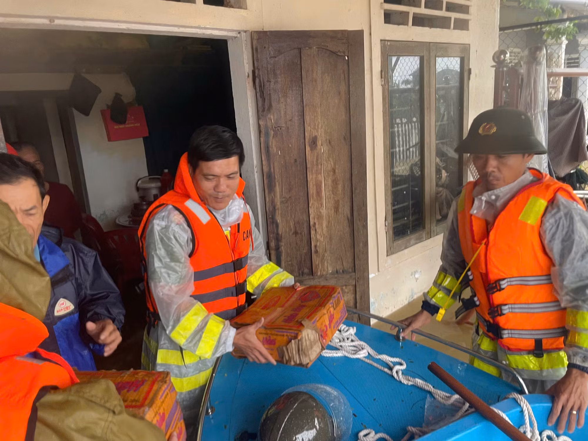 Chủ động bảo đảm nguồn lương thực, nước uống, thuốc men và phương tiện di chuyển cho người dân vùng ngập sâu -0