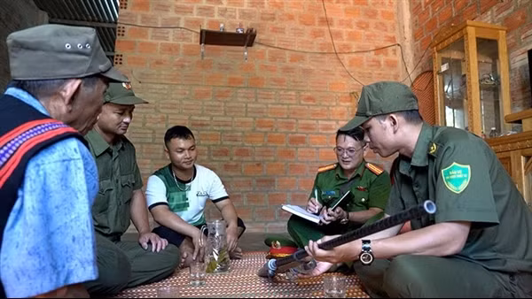 Hiệu quả từ công tác bám địa bàn, vận động người dân giao nộp vũ khí