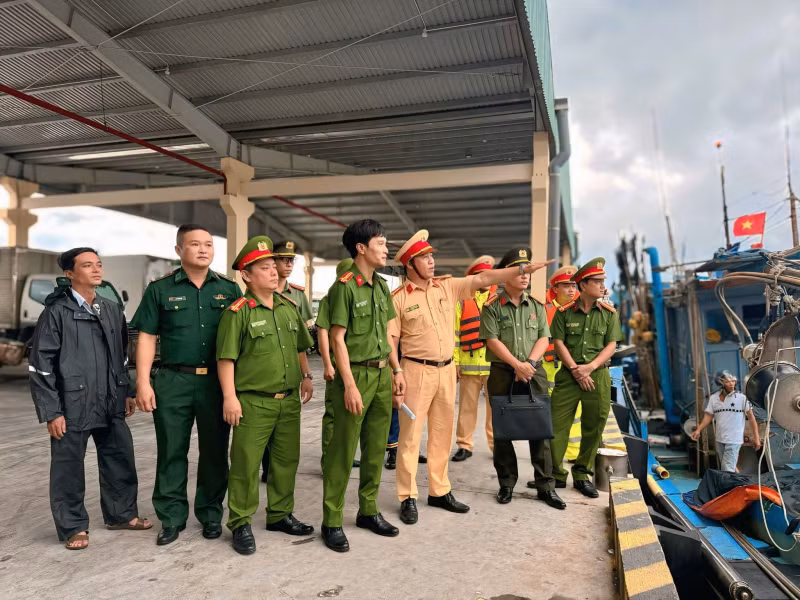 Công an các địa phương sát cánh cùng người dân ứng phó bão “Thần Gió” -0