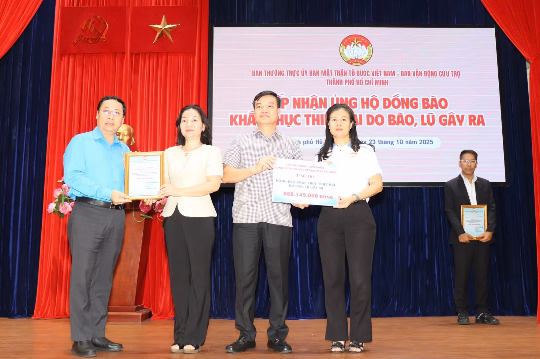 Hơn 13 nghìn lượt ủng hộ đồng bào bị ảnh hưởng bão lũ số tiền hơn 145 tỷ đồng -0