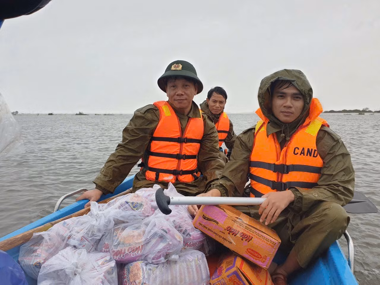 Ứng cứu thành công 2 vụ lật đò, 1 chiến sĩ bị thương khi cứu dân mắc kẹt trong lũ -0