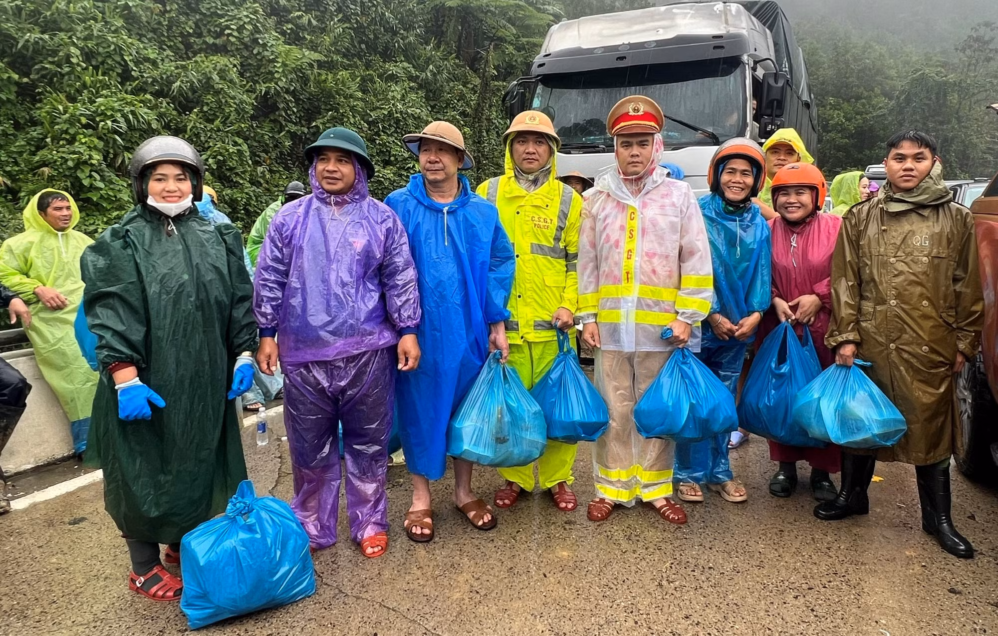 CSGT băng bộ 20km đường rừng tiếp tế cho người dân mắc kẹt trên đèo Lò Xo -0