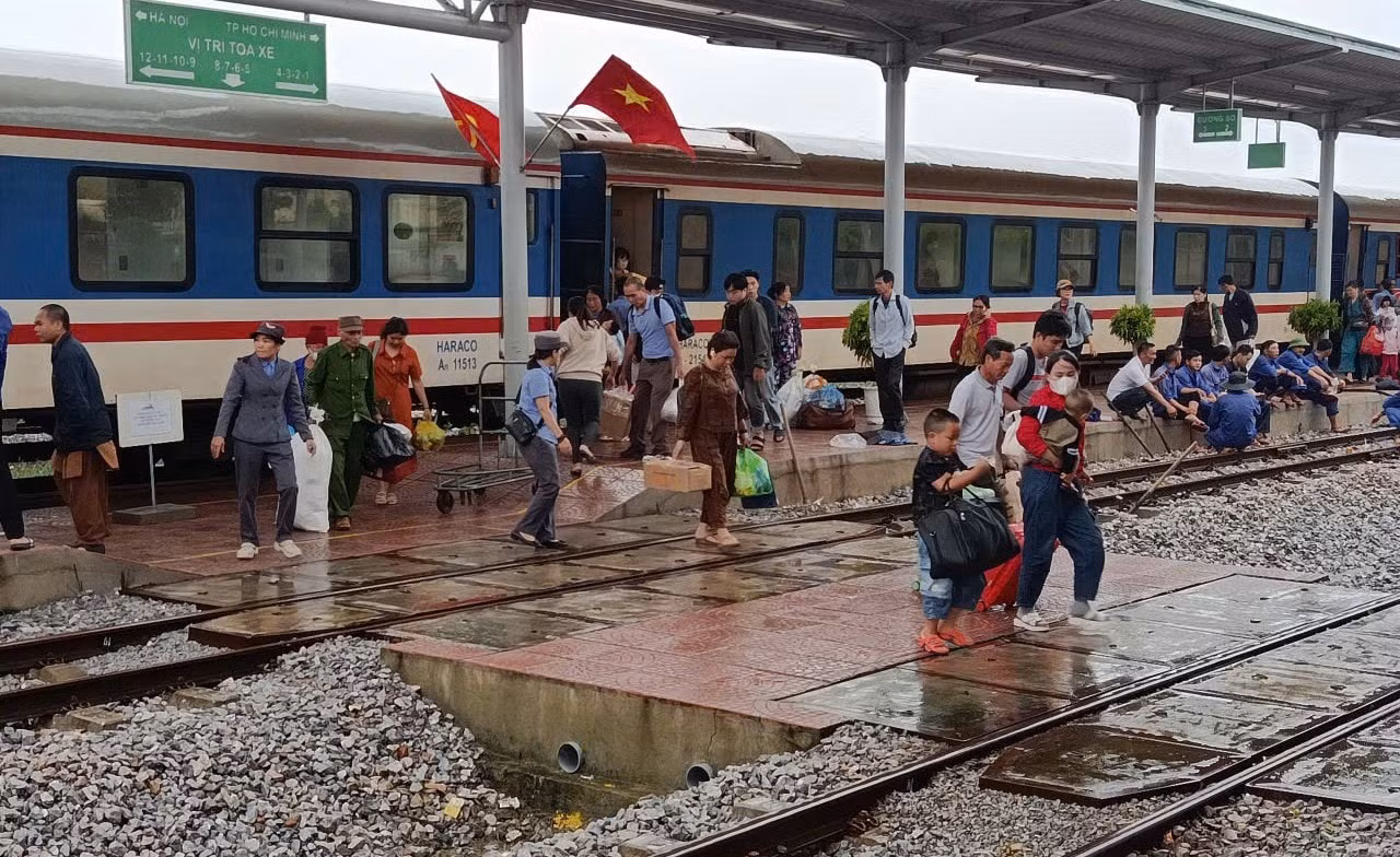 Đã có 17 đoàn tàu phải tạm ngừng hoạt động do ảnh hưởng của mưa lũ khu vực miền Trung -0