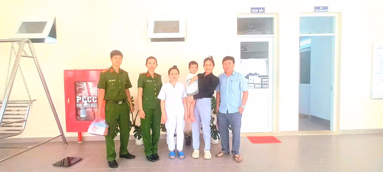  Một bé trai 4 tuổi bị bỏ rơi cùng trích lục khai sinh do Đại sứ quán Việt Nam tại Nhật Bản cấp -0