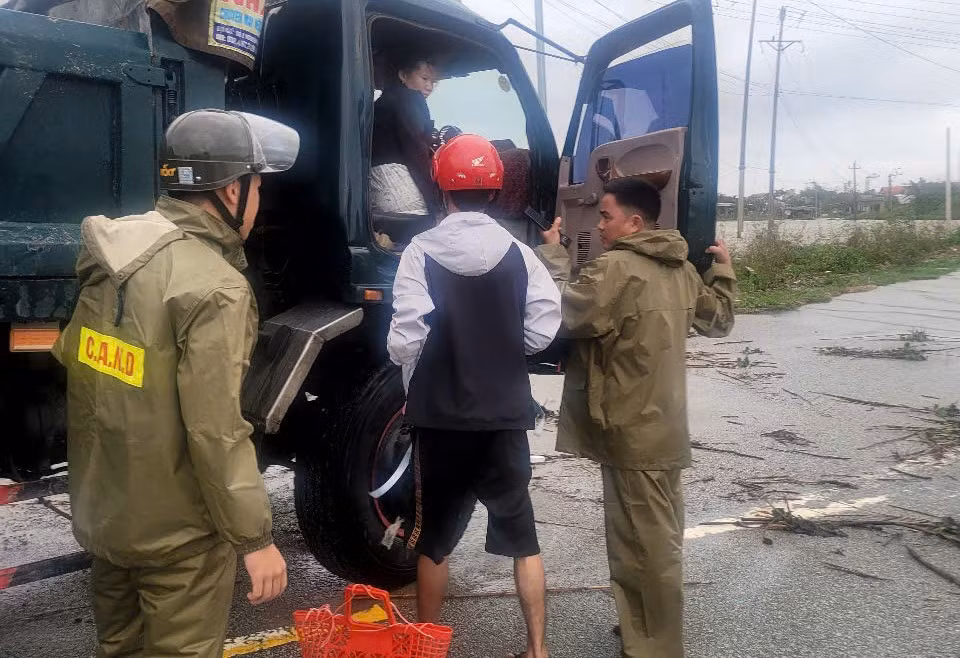 Người dân ở bên đầm phá Tam Giang xúc động khi được Công an dùng xe tải đưa qua điểm ngập lụt -1