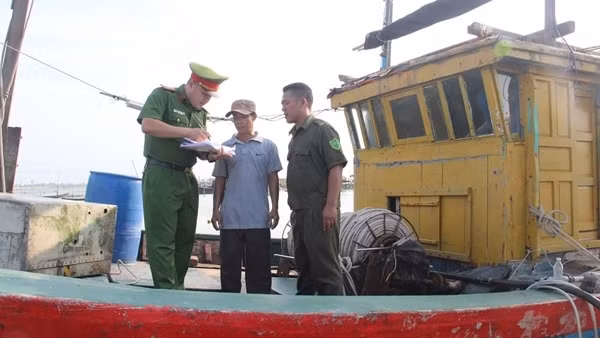 Giúp ngư dân khai thác hải sản đúng quy định để gỡ “thẻ vàng” IUU