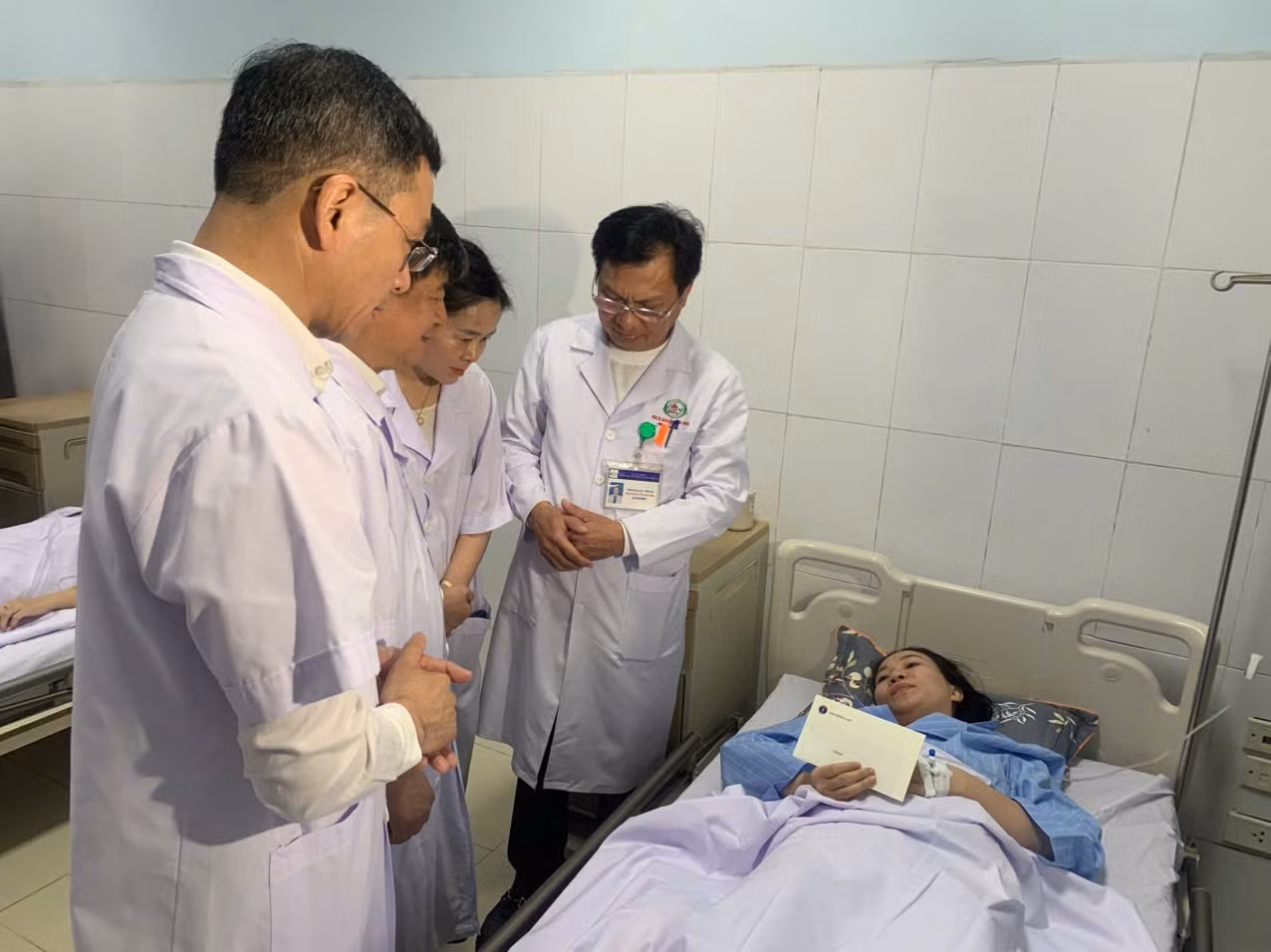 Bộ Y tế tặng bằng khen các điều dưỡng dũng cảm, bảo vệ an toàn cho bệnh nhân trong tình huống nguy cấp -0