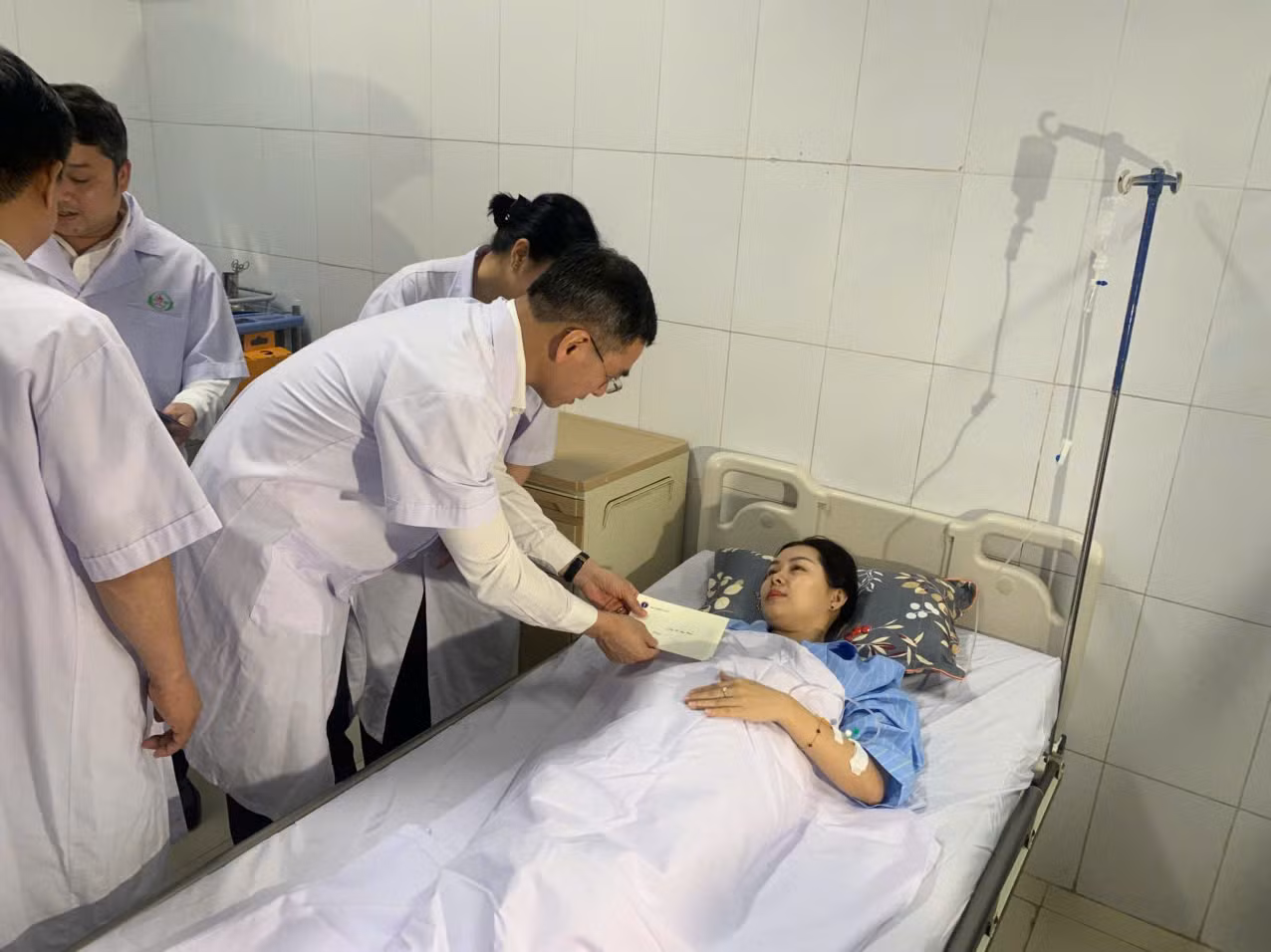 Bộ Y tế tặng bằng khen các điều dưỡng dũng cảm, bảo vệ an toàn cho bệnh nhân trong tình huống nguy cấp -0