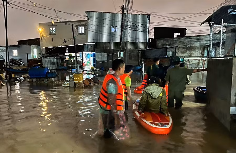 Công an Lâm Đồng trắng đêm di dời, giải cứu người dân trong mưa lũ -0