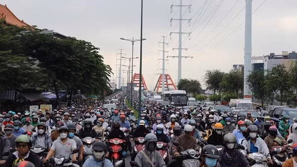 Khắc phục ùn tắc giao thông ở TP Hồ Chí Minh trước Tết Nguyên đán Bính Ngọ
