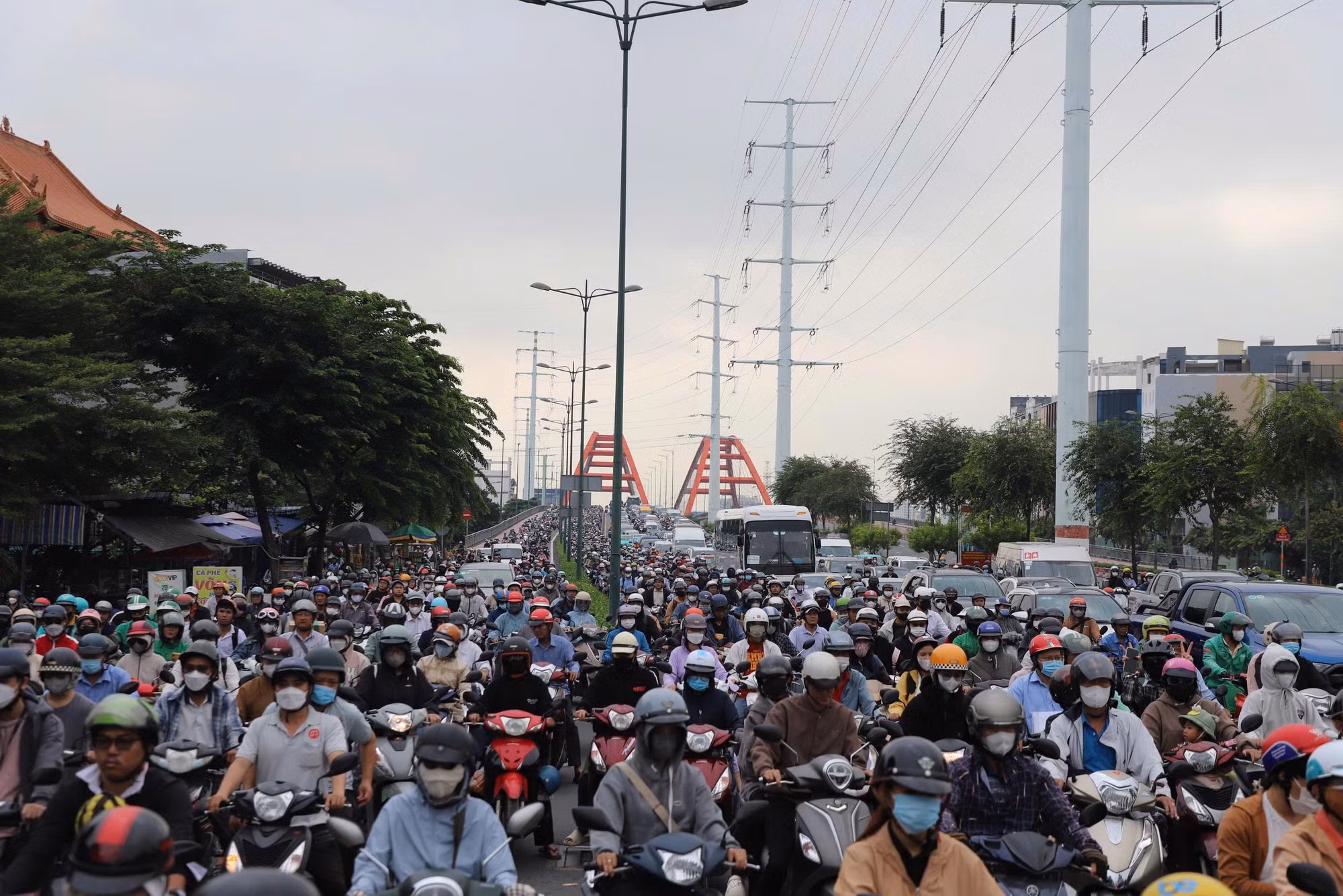 Khắc phục ùn tắc giao thông cục bộ ở TP Hồ Chí Minh trước Tết Nguyên đán Bính Ngọ -0