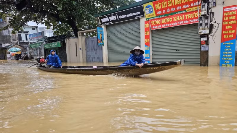Trong mưa lũ càng nêu cao tinh thần vì nhân dân phục vụ -0