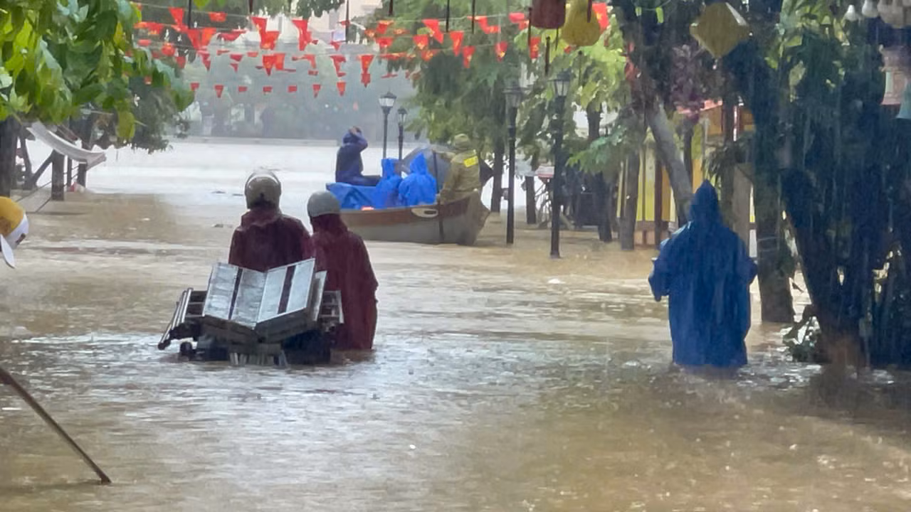 Lũ dâng trong đêm ở phố cổ Hội An, nước tràn ngập nhiều tuyến đường -1