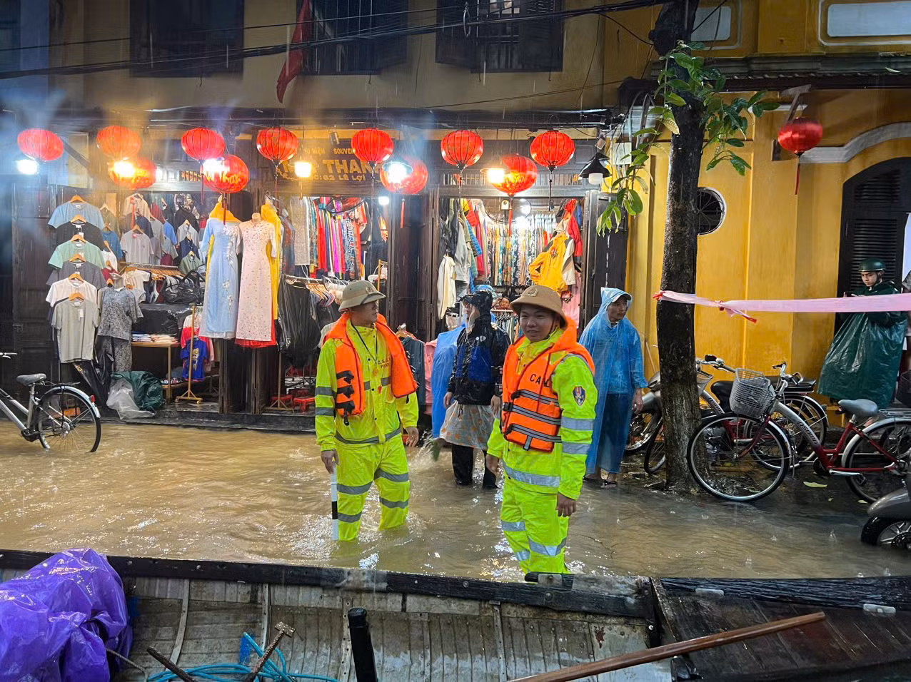 CSGT Công an TP Đà Nẵng: Cảnh báo 113 điểm ngập úng, chia cắt giao thông trên các tuyến huyết mạch -0