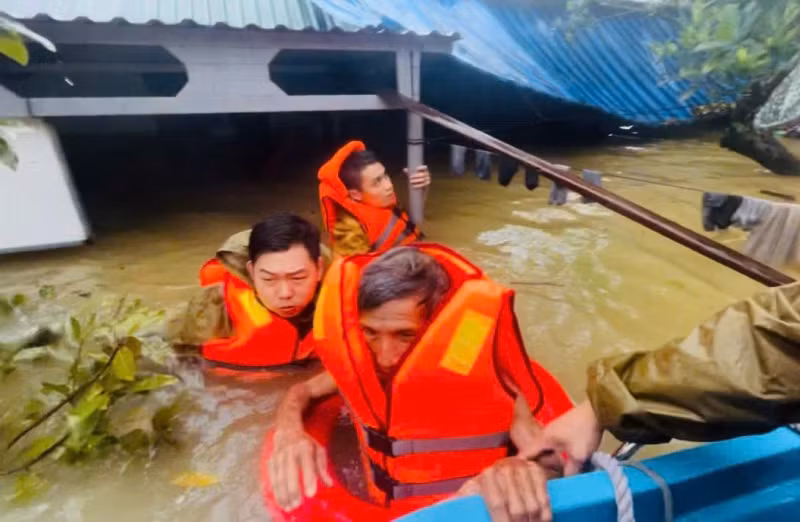Trong mưa lũ càng nêu cao tinh thần vì nhân dân phục vụ -1