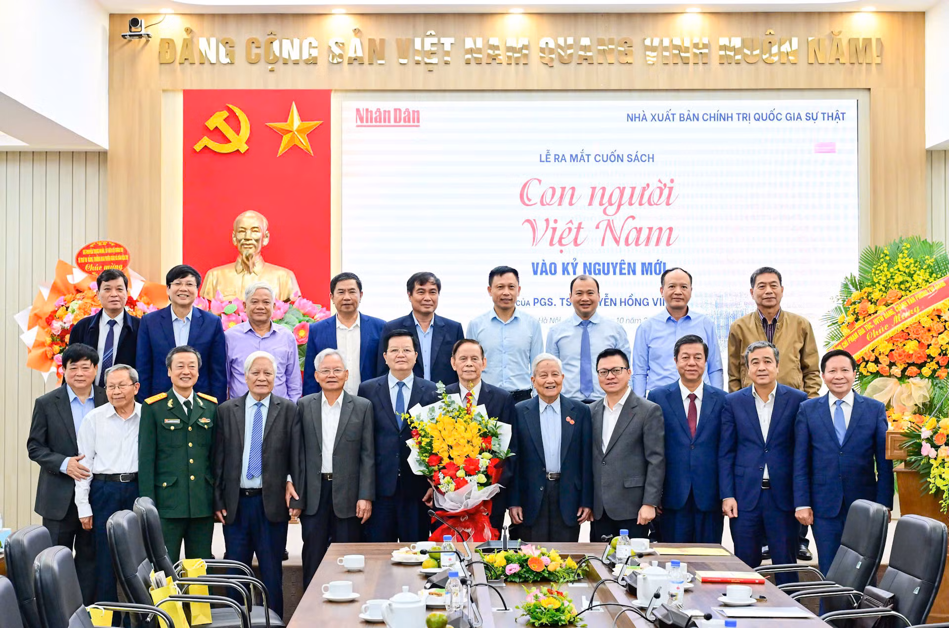 Ra mắt cuốn sách “Con người Việt Nam vào kỷ nguyên mới” của PGS.TS Nguyễn Hồng Vinh -0