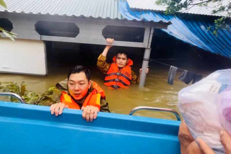 Trong mưa lũ càng nêu cao tinh thần vì nhân dân phục vụ -1