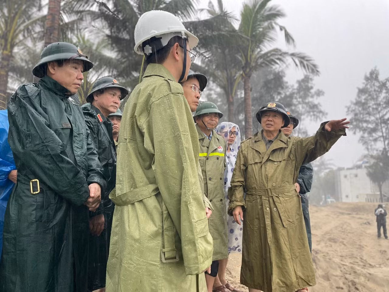 Phó Thủ tướng Trần Hồng Hà chỉ đạo khẩn công tác ứng phó mưa lũ lịch sử tại Đà Nẵng -2