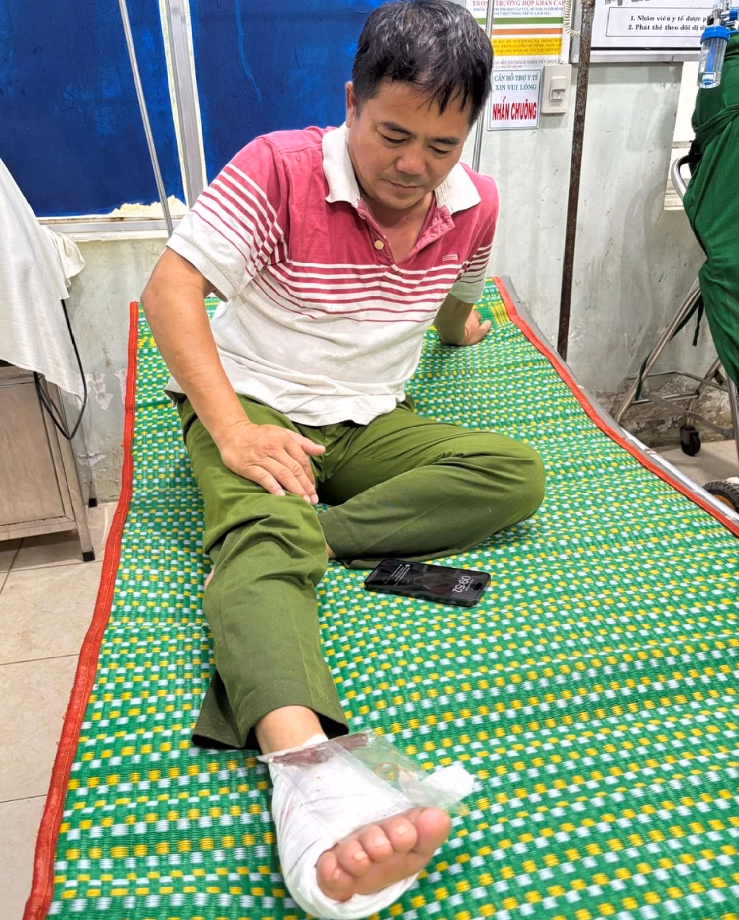 Công an tỉnh Quảng Ngãi căng mình giúp dân ứng phó mưa lũ lớn -0