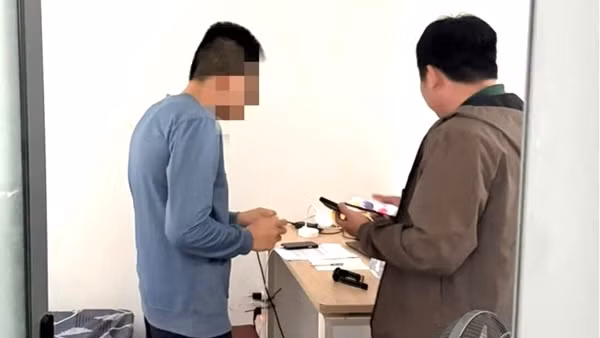 Công an phường giải cứu nam sinh viên bị “bắt cóc online”