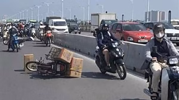 Tung tin thất thiệt "có người nhảy cầu tự tử sau tai nạn" khiến Công an vất vả tìm kiếm