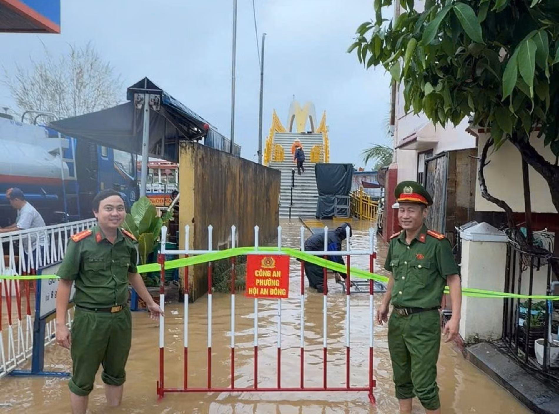 Lũ dâng trong đêm ở phố cổ Hội An, nước tràn ngập nhiều tuyến đường -0