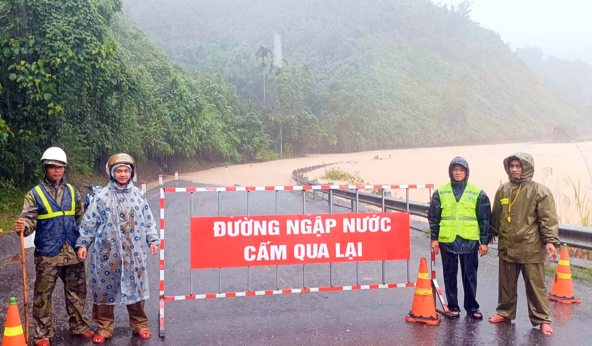 Trắng đêm hỗ trợ người dân vùng ngập lụt sâu, sạt lở đất -0