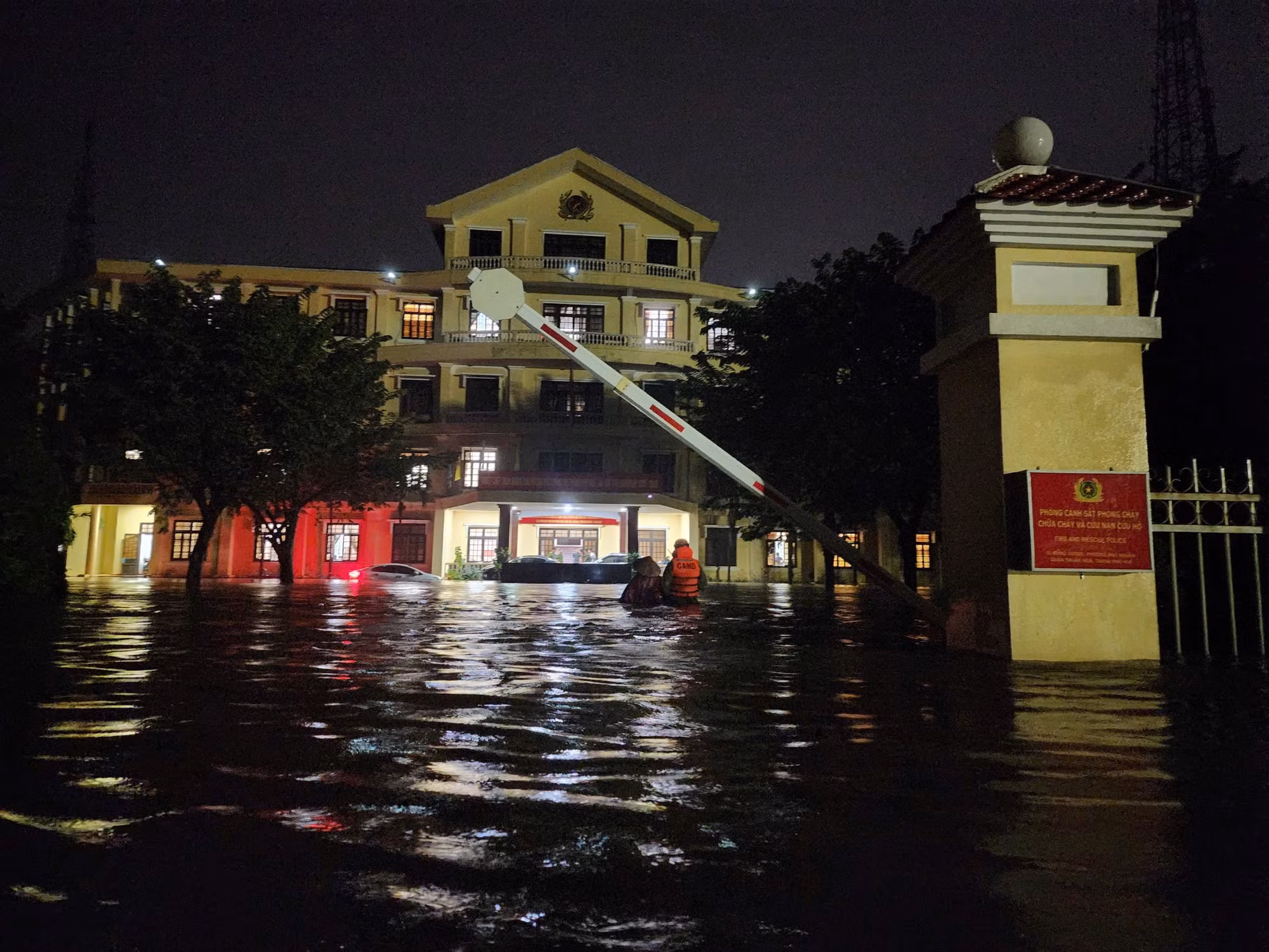 Mưa lớn gây sập cầu, Công an xuyên đêm di dời dân -0