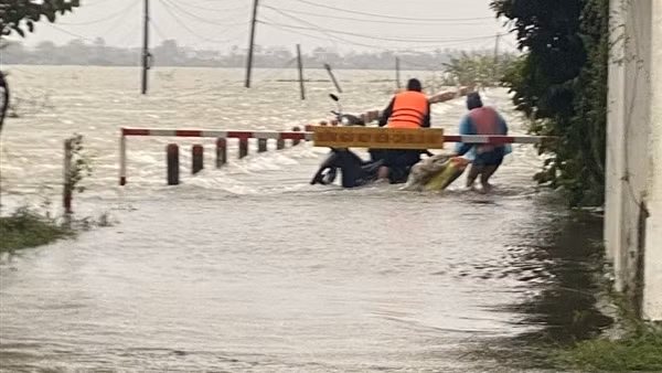 Nghĩa tình của Công an xã “rốn lũ" xứ Huế với người dân đau yếu