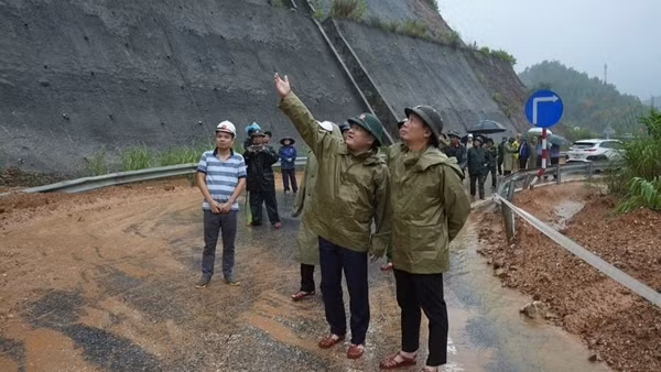 Khoảng 4.500 cán bộ, chiến sĩ và lực lượng cơ sở ở Huế ứng phó với bão số 12