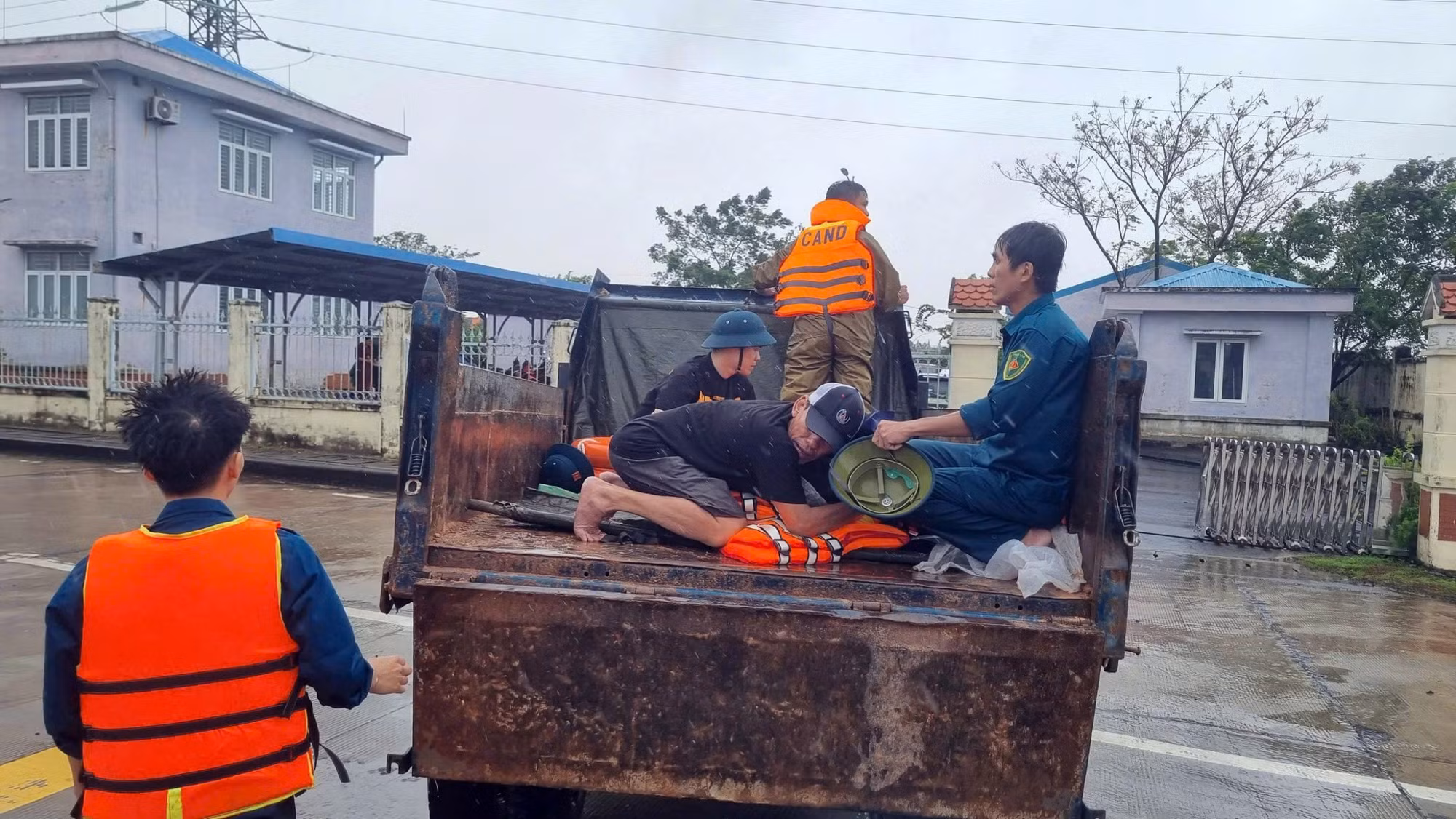 Chạy máy phát điện trong phòng kín, 4 người tử vong -0