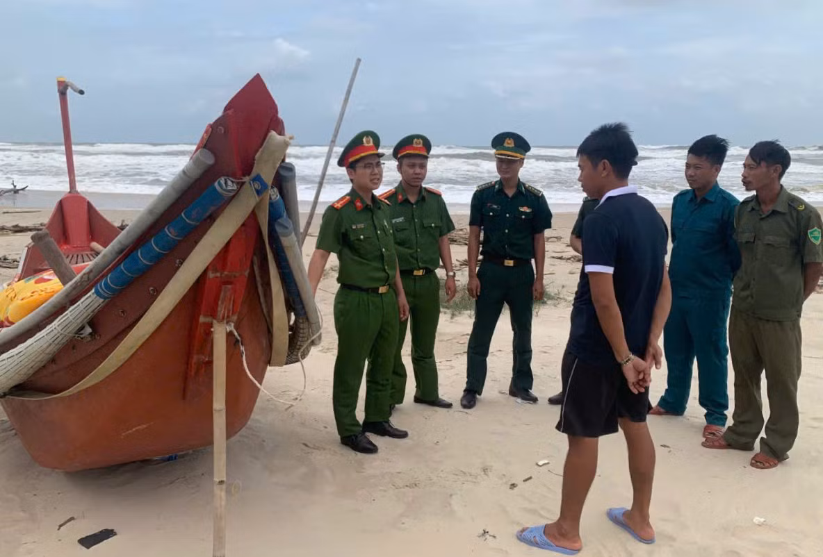 Công an phường ven biển ở Huế chủ động giúp dân ứng phó bão Thần Gió -1