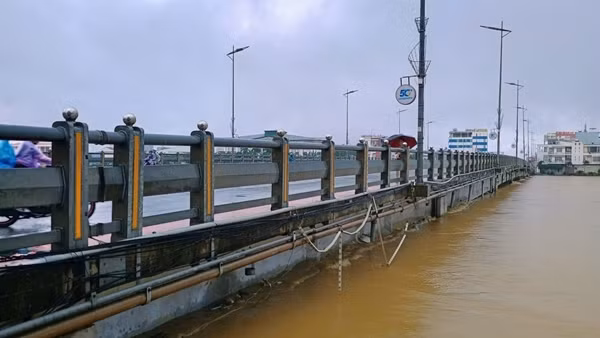 Quảng Ngãi: Báo động an toàn cầu Châu Ô trên QL1 do nước lũ dâng cao