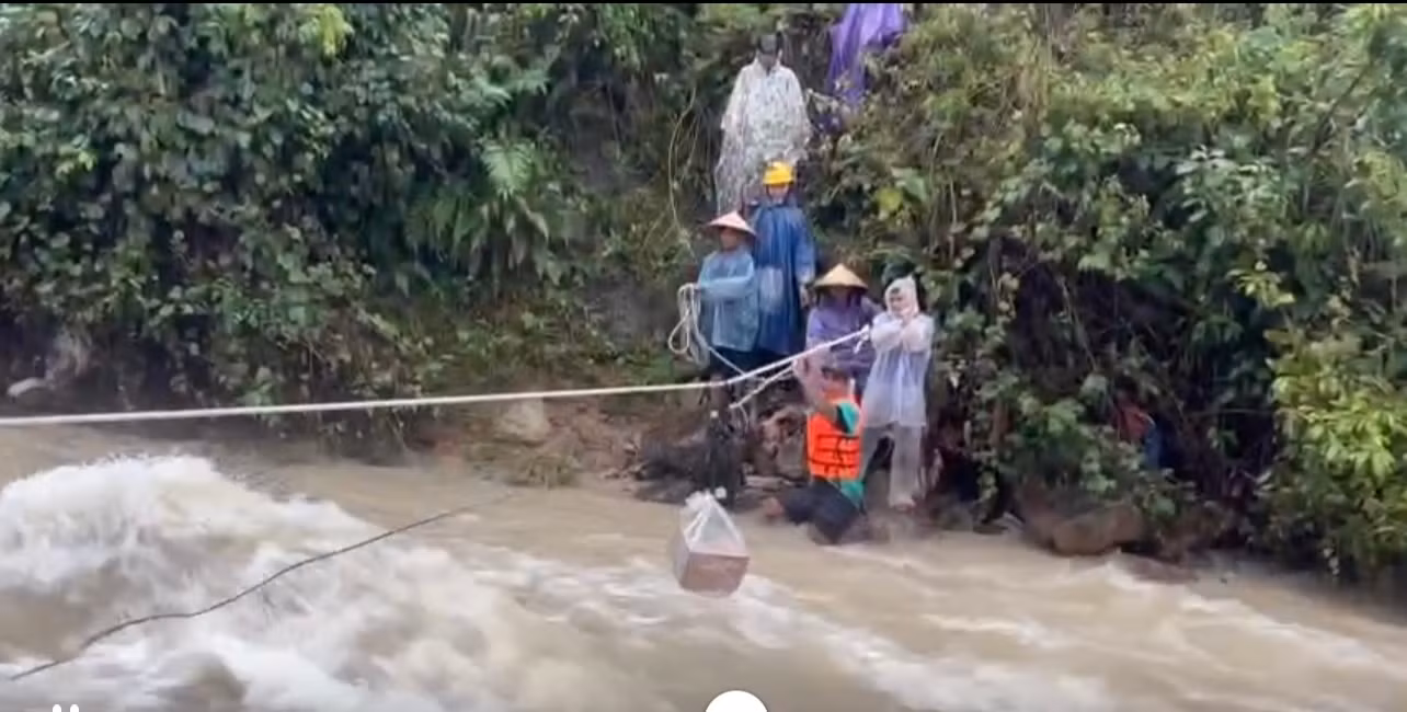 Dùng dây thừng vận chuyển lương thực cho hàng chục hộ đồng bào dân tộc thiểu số bị cô lập -1