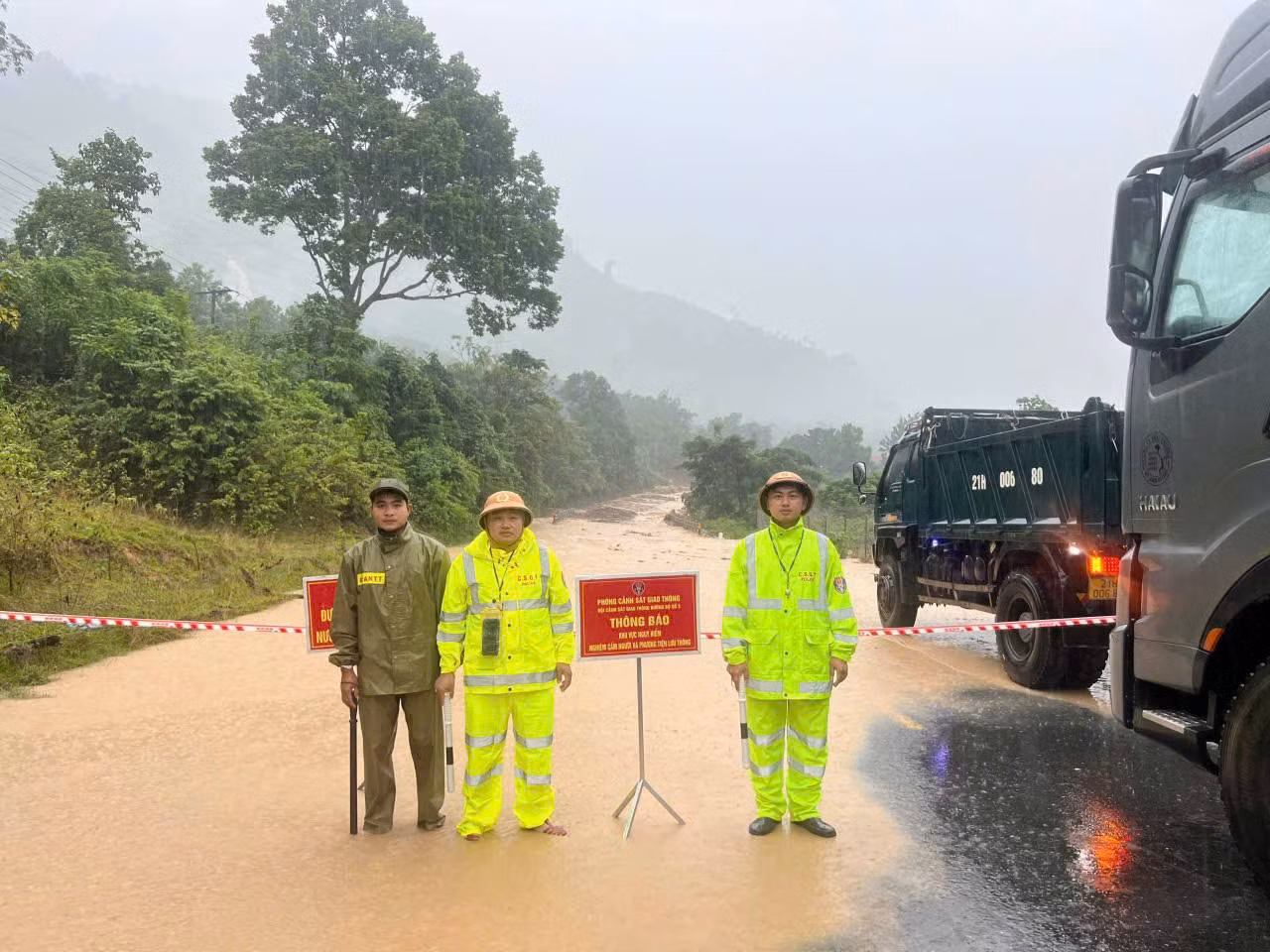 Cảnh sát giao thông Đà Nẵng: Cảnh báo 113 điểm ngập úng, chia cắt giao thông trên các tuyến huyết mạch -1