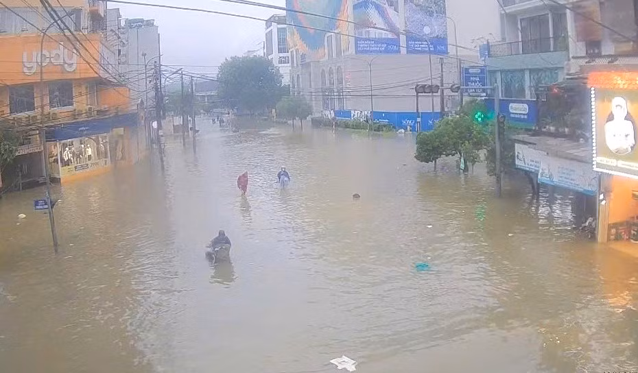 Công an phường ở Huế trắng đêm di dời dân thoát khỏi vùng ngập lụt -0