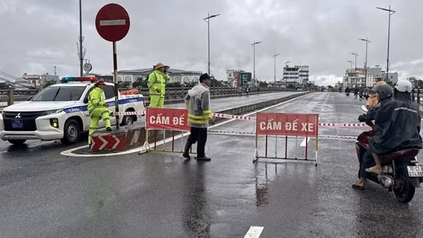 Công an tỉnh Quảng Ngãi căng mình giúp dân ứng phó mưa lũ lớn